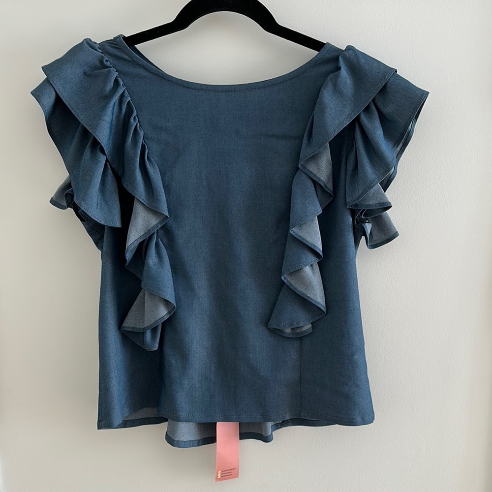 Super cute, brand new ruffle top